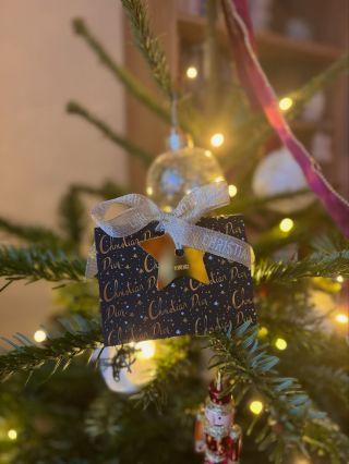 {SOUTĚŽ} I malý dáreček může skrývat hodně radosti. ❤️ Co myslíte, že je schované v této taštičce? 😍 Tipněte si a my zítra...